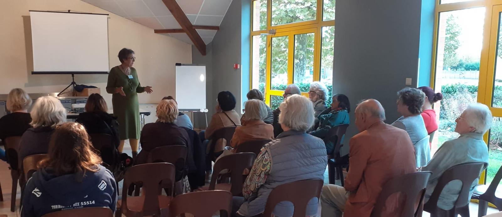 Anne Belin en conférence devant un public