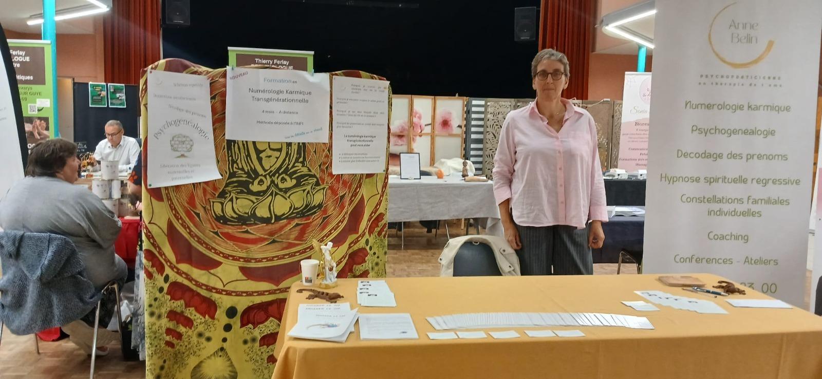 Anne Belin sur son stand lors d'un salon du bien-être