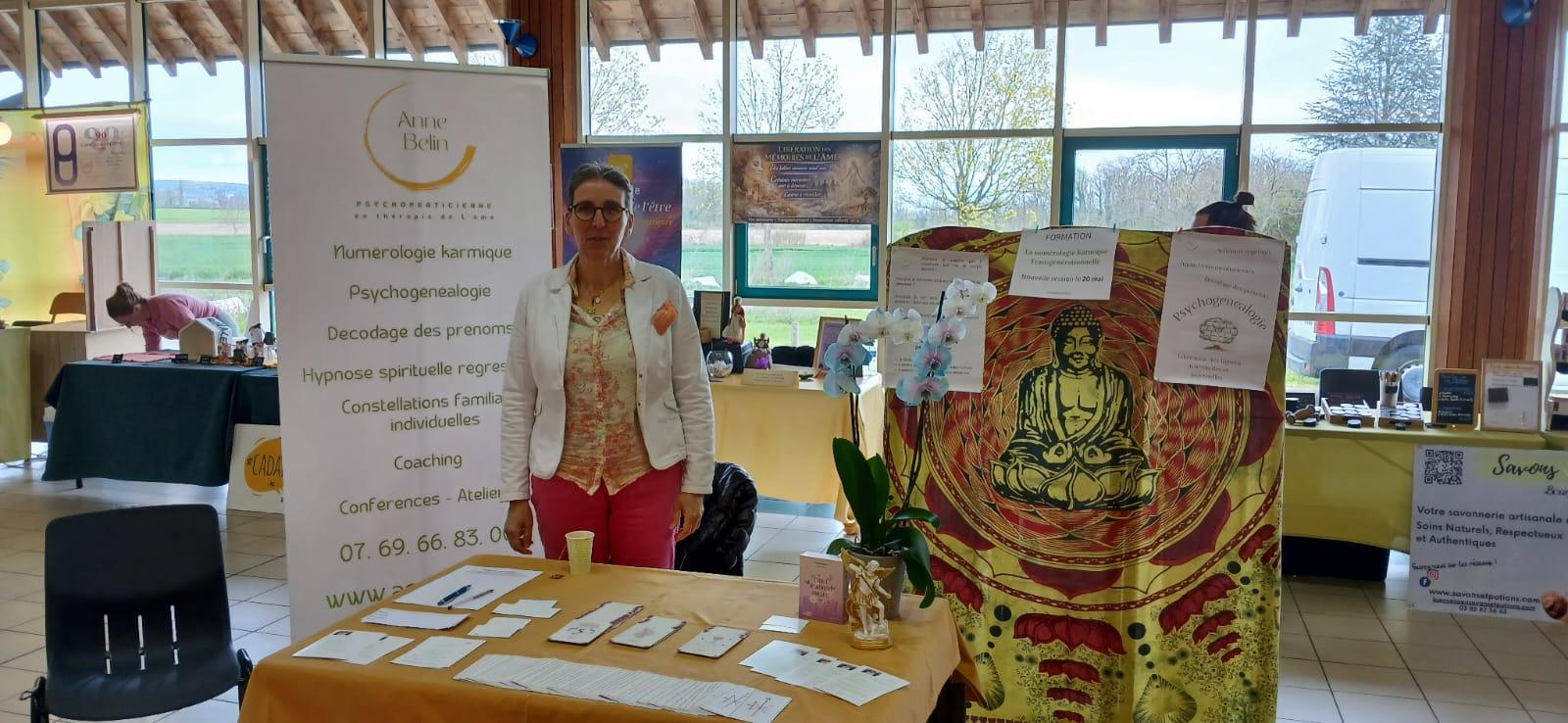 Anne Belin sur son stand avec ses supports de conférence